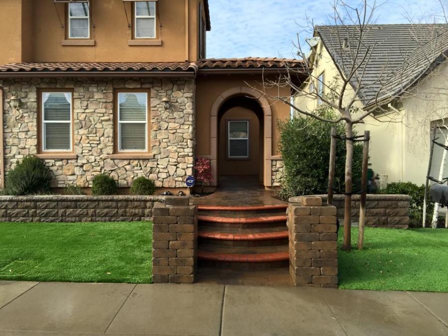 Picture of Atlas Pavers installed this Belair wall with Weston Stone columns. - Atlas Pavers Co.