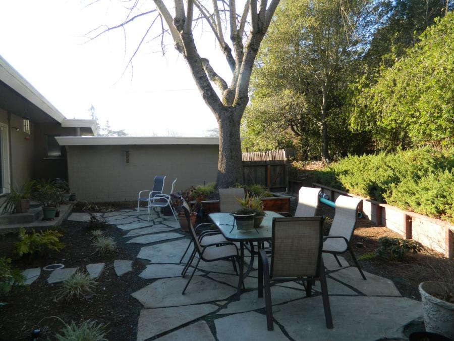 Picture of Devengenzo Landscaping & General Engineering used flagstone pieces and Society Garlic plantings to create this casual patio. - Devengenzo Landscaping & General Engineering Inc.