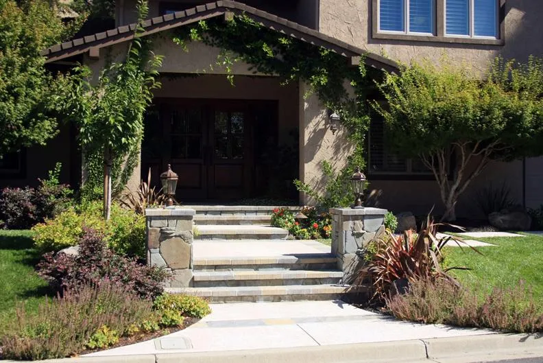 Picture of An entry area in Walnut Creek - Dana Lund Landscaping, LLC