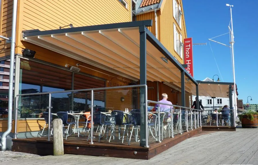 Picture of This restaurant's outdoor patio features a retractable pergola with built-in lights and heaters. - Acme Sunshades Enterprise Inc.