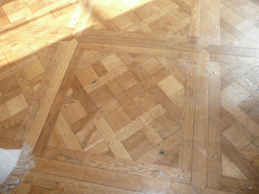 Picture of An example of a custom inlay by Roy’s Woodcraft Flooring - Roy's Woodcraft Flooring, Inc.