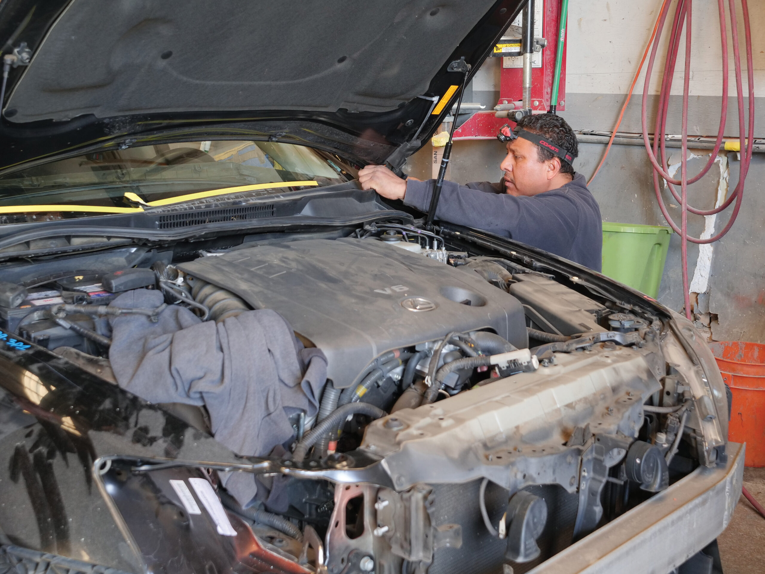 Picture of A Yeaman Auto Body technician works on a customer’s car. - Yeaman Auto Body Inc.