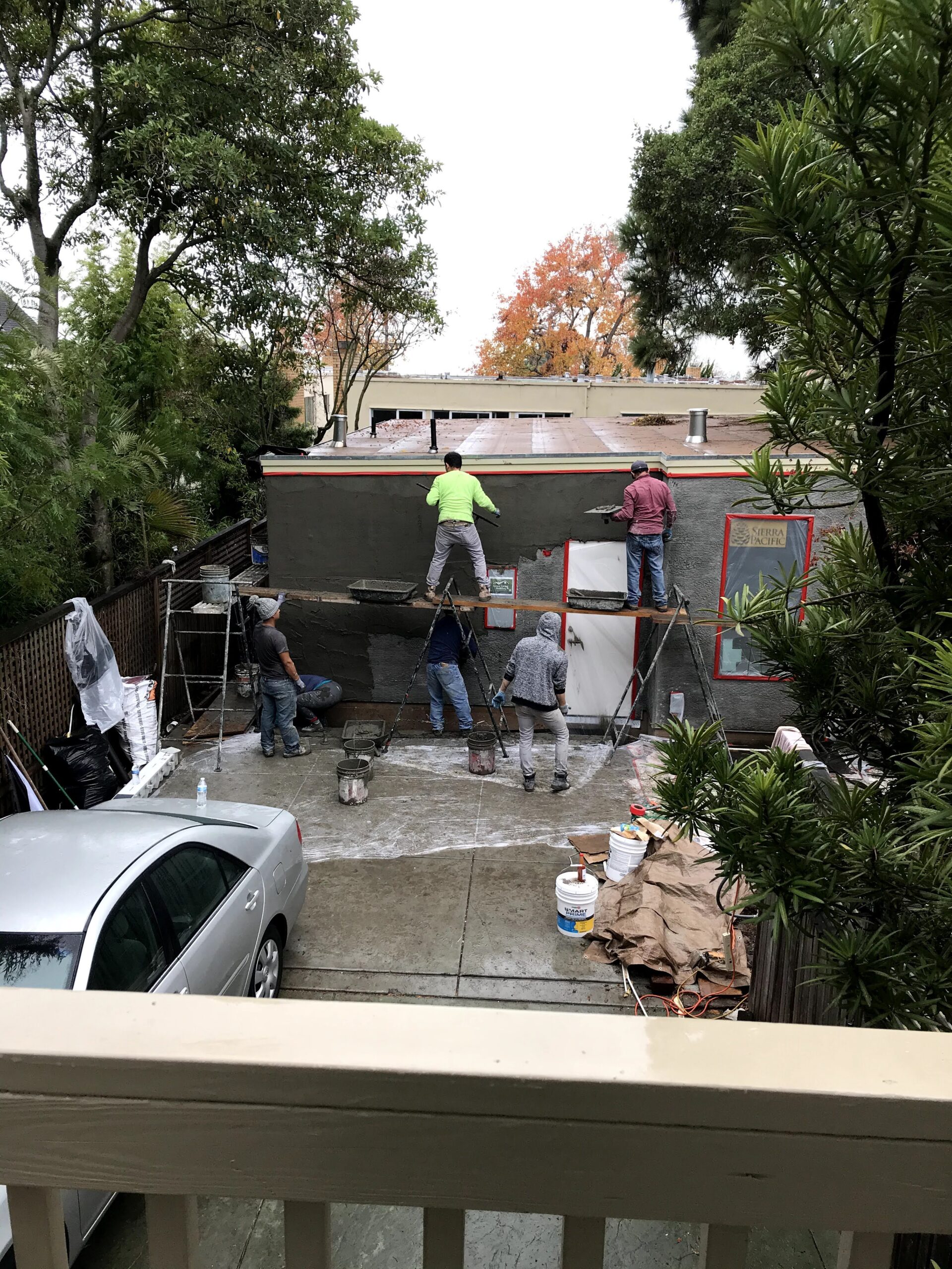 Picture of Green Living Builders technicians apply stucco to a wall. - Green Living Builders LLC