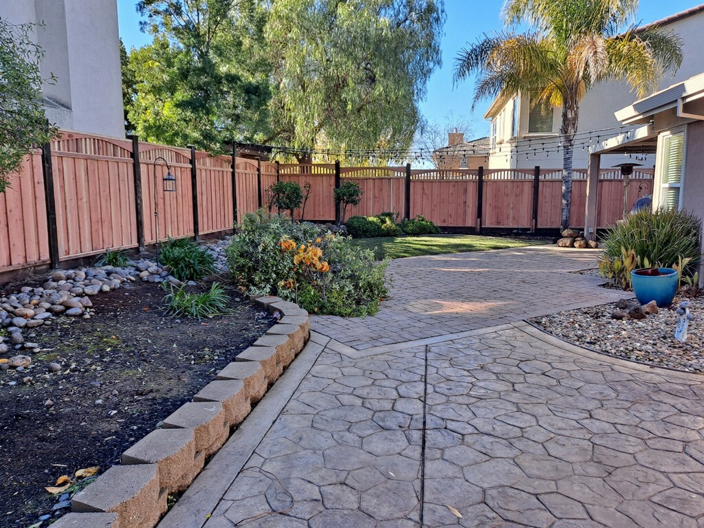 Picture of AMM Fencing installed this arched piano key-style lattice fence. - AMM Fencing