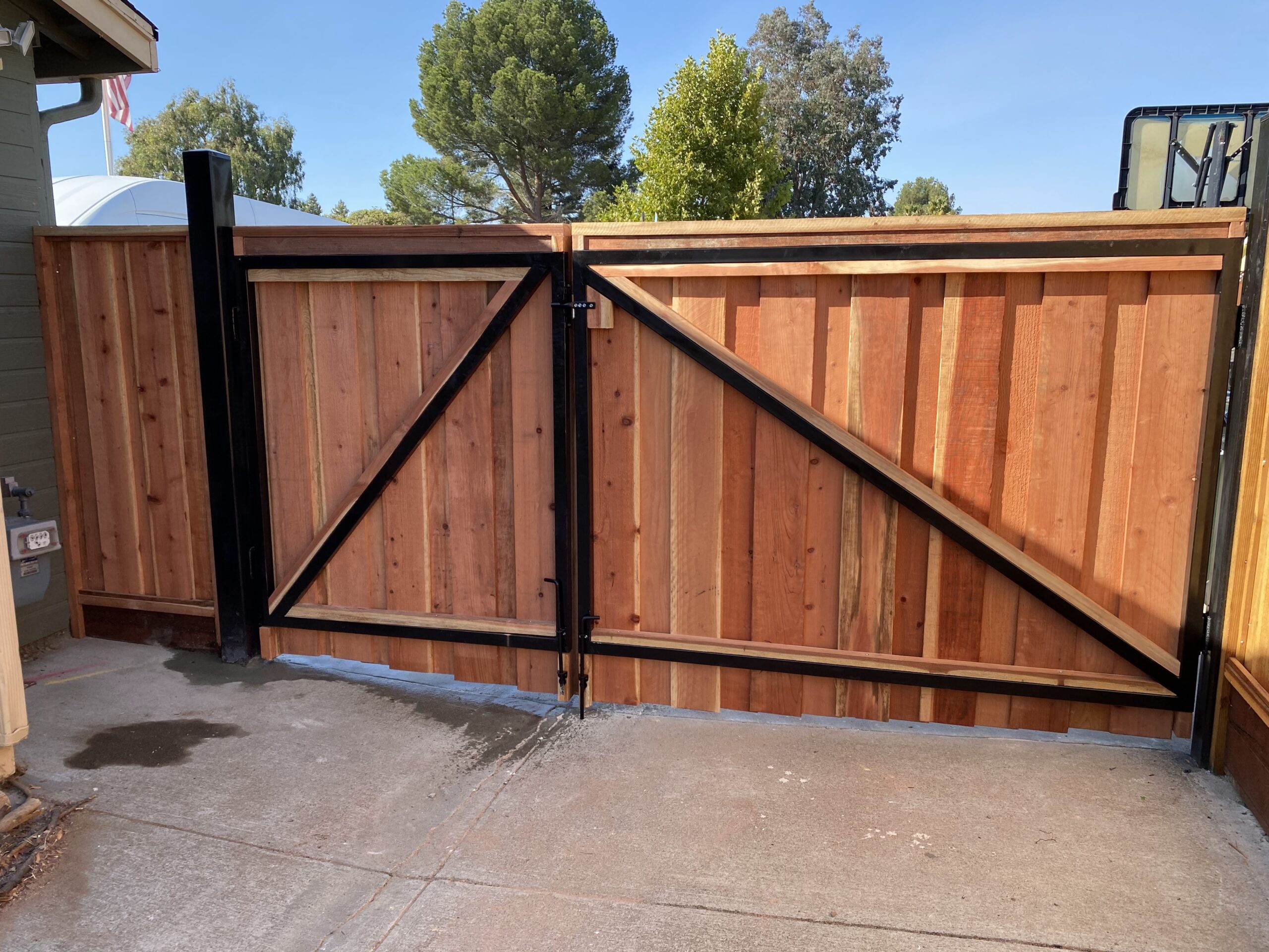 Picture of This redwood gate features a “metal frame and post” design. - AMM Fencing